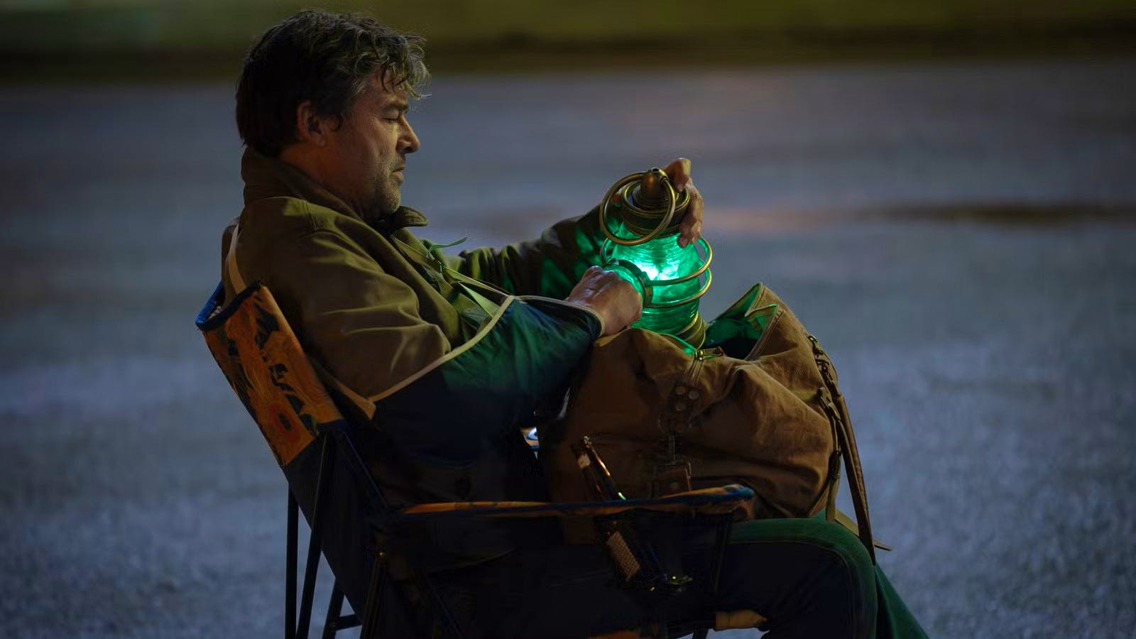 Hal Jordan charges his ring using his lantern battery